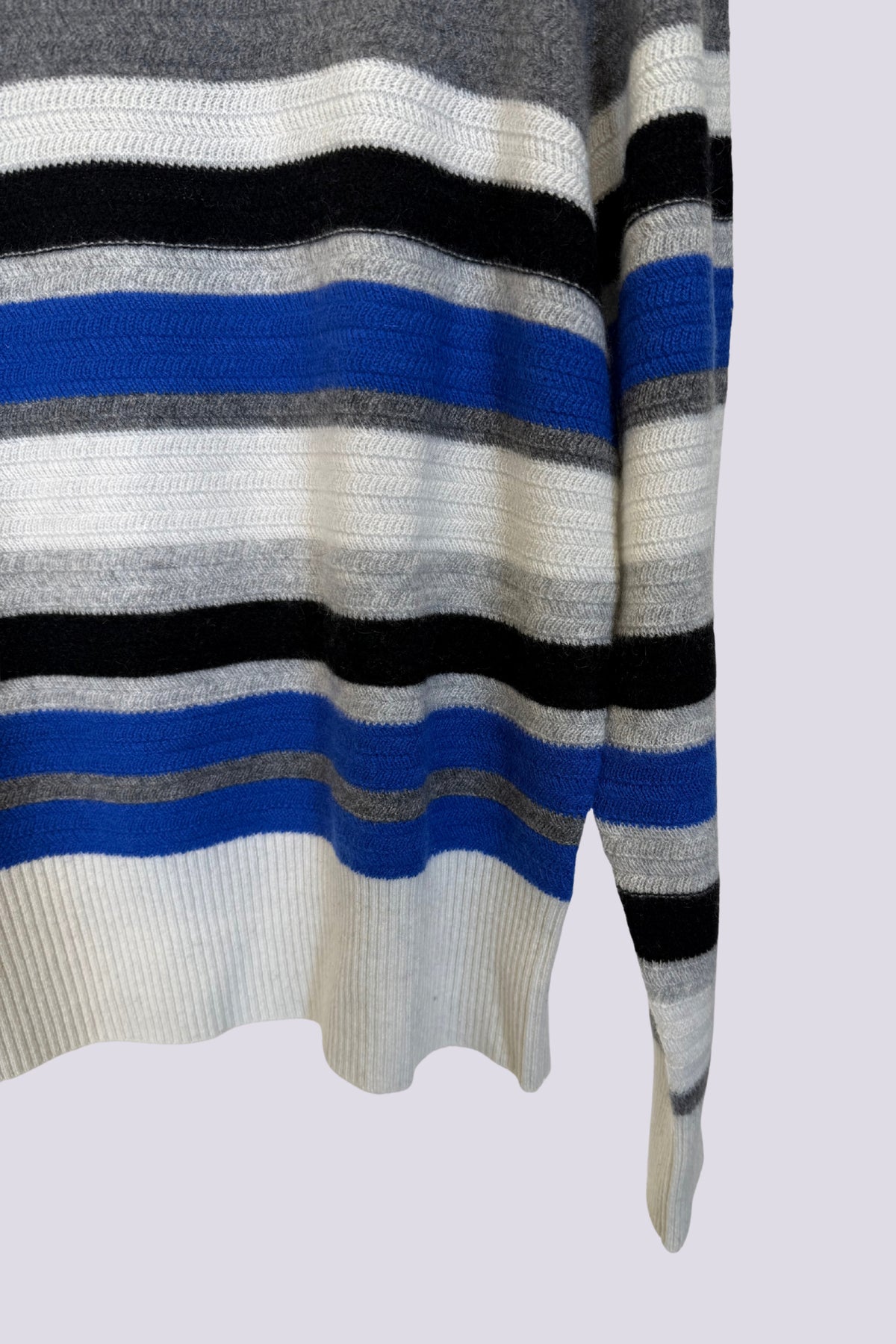 Maglione grigio a righe
