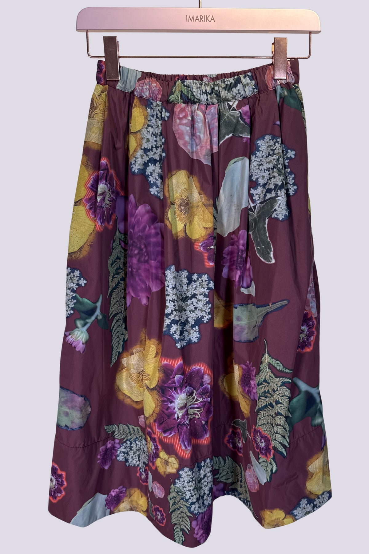 Gonne con fiori e foglie