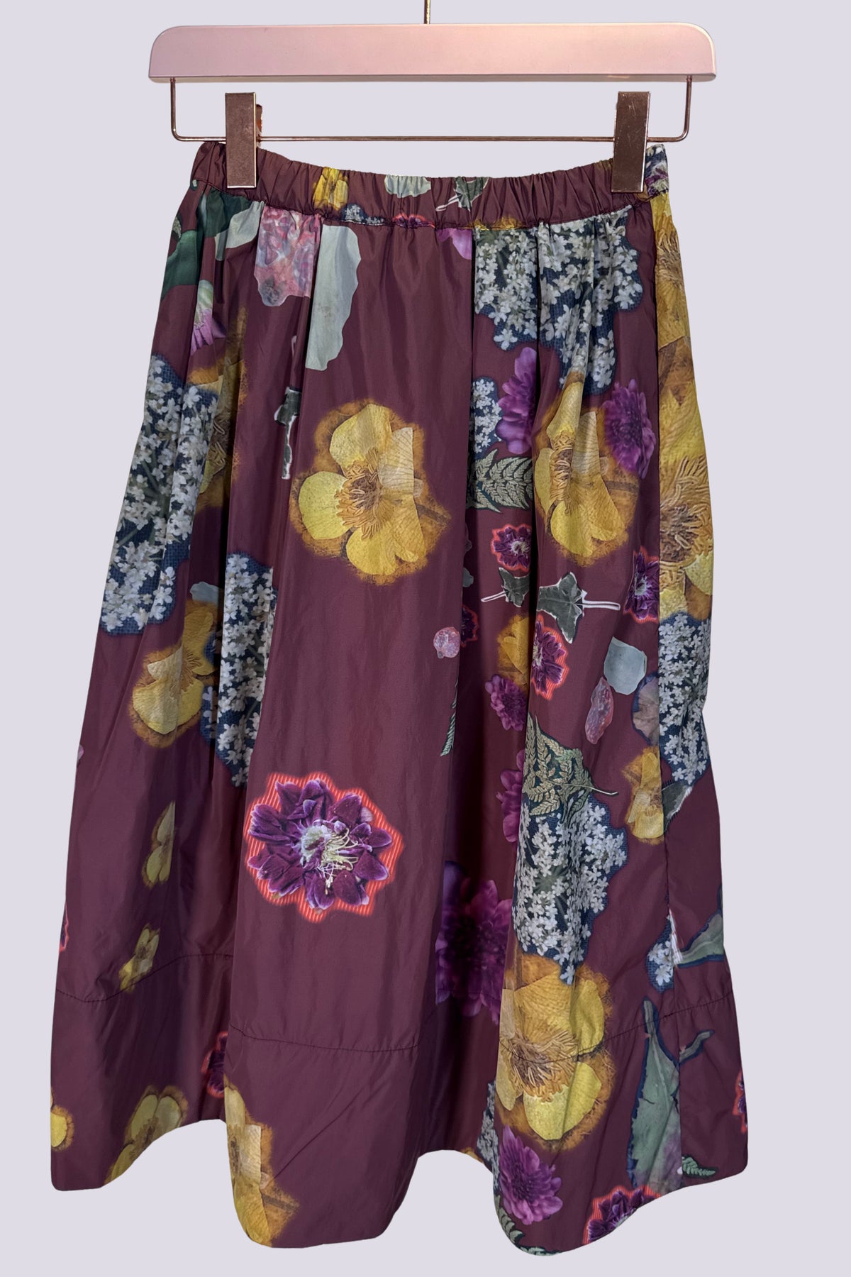 Gonne con fiori e foglie