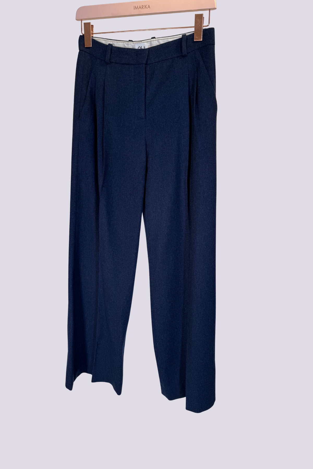 Pantalone largo con pinces.