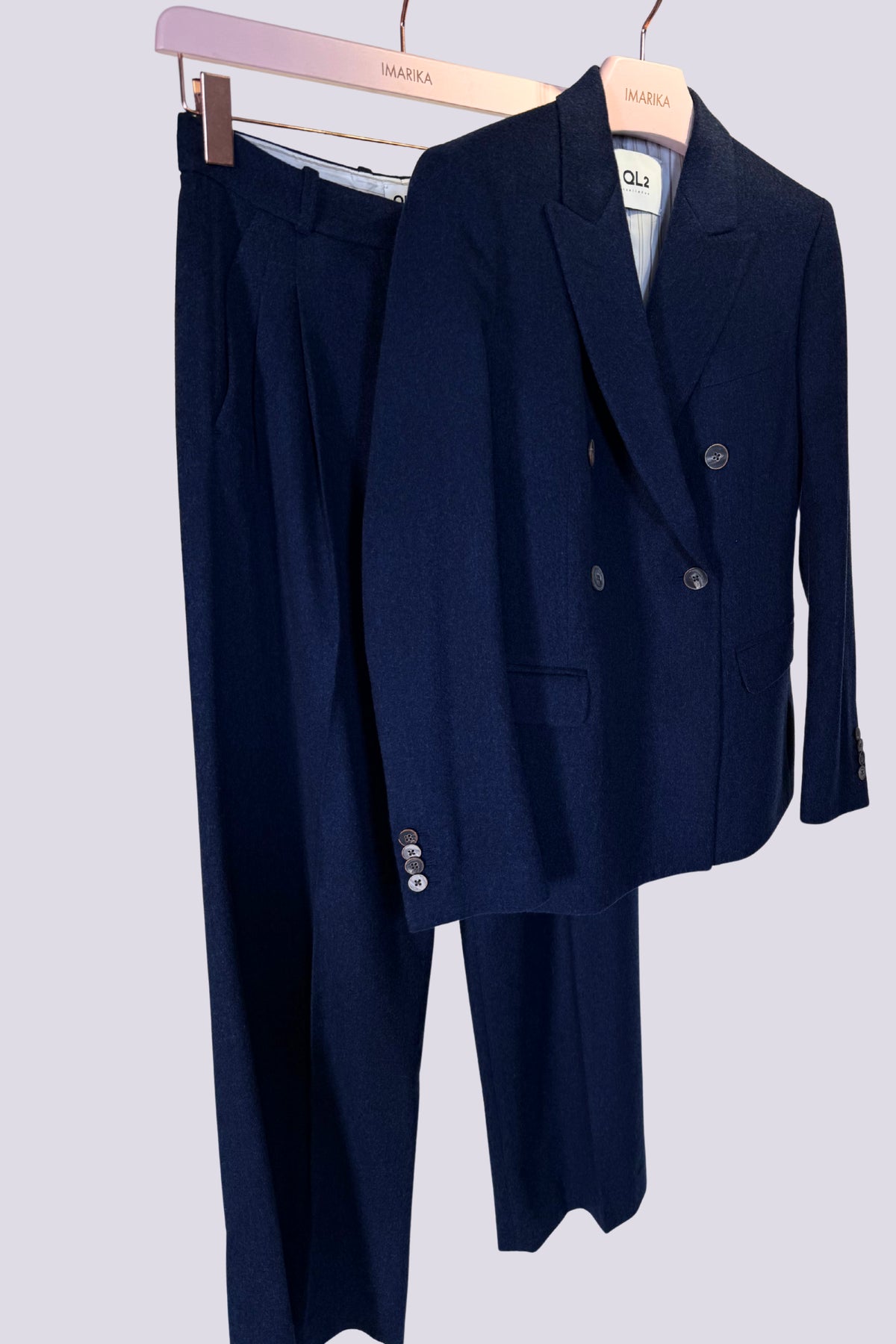 Pantalone largo con pinces.