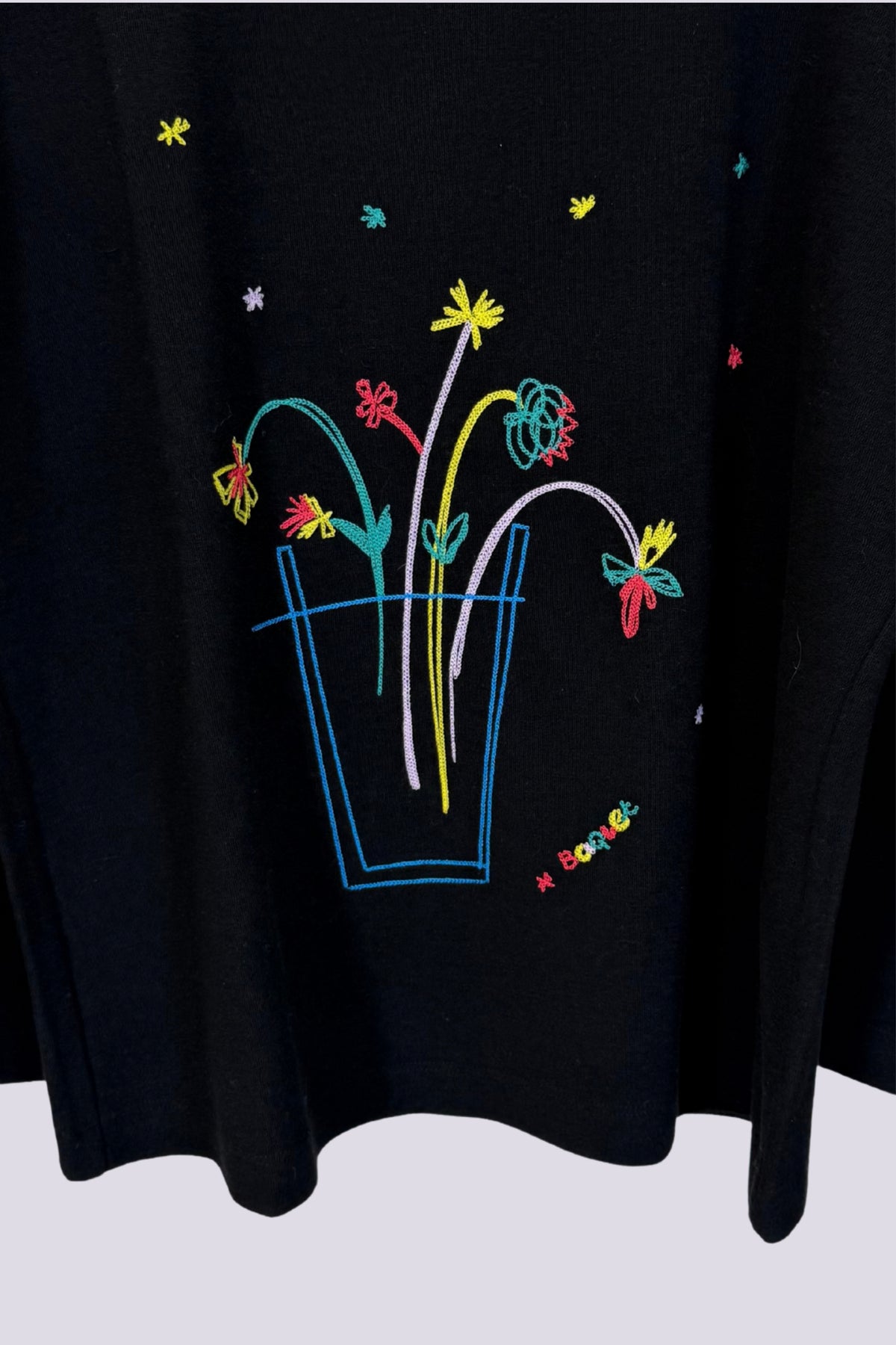 T-shirt vaso di fiori nero