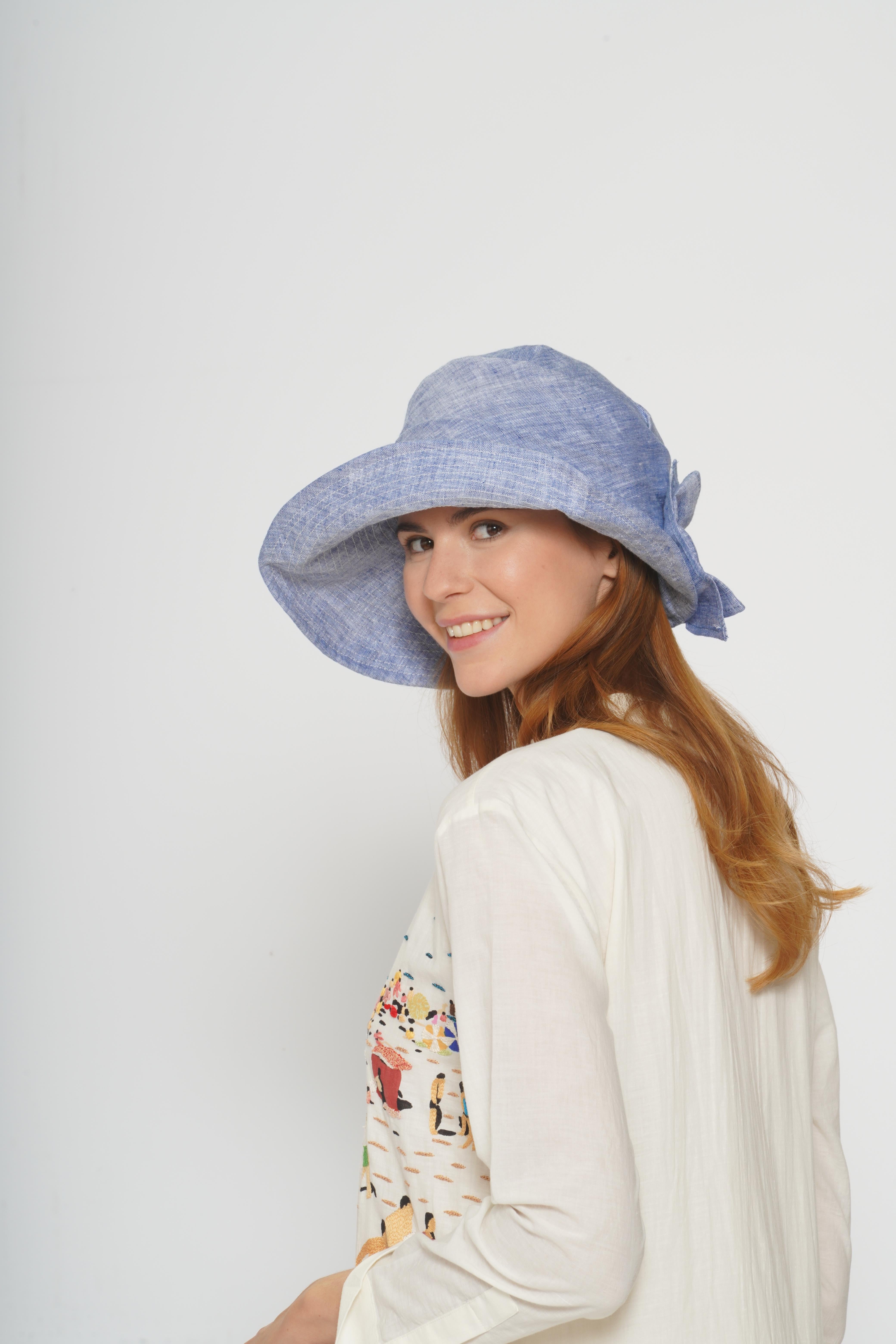 Cappello azzurro con fiocco