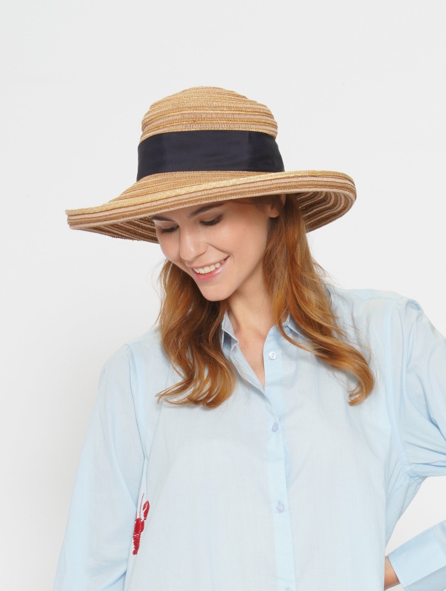 Cappello con nastro nero