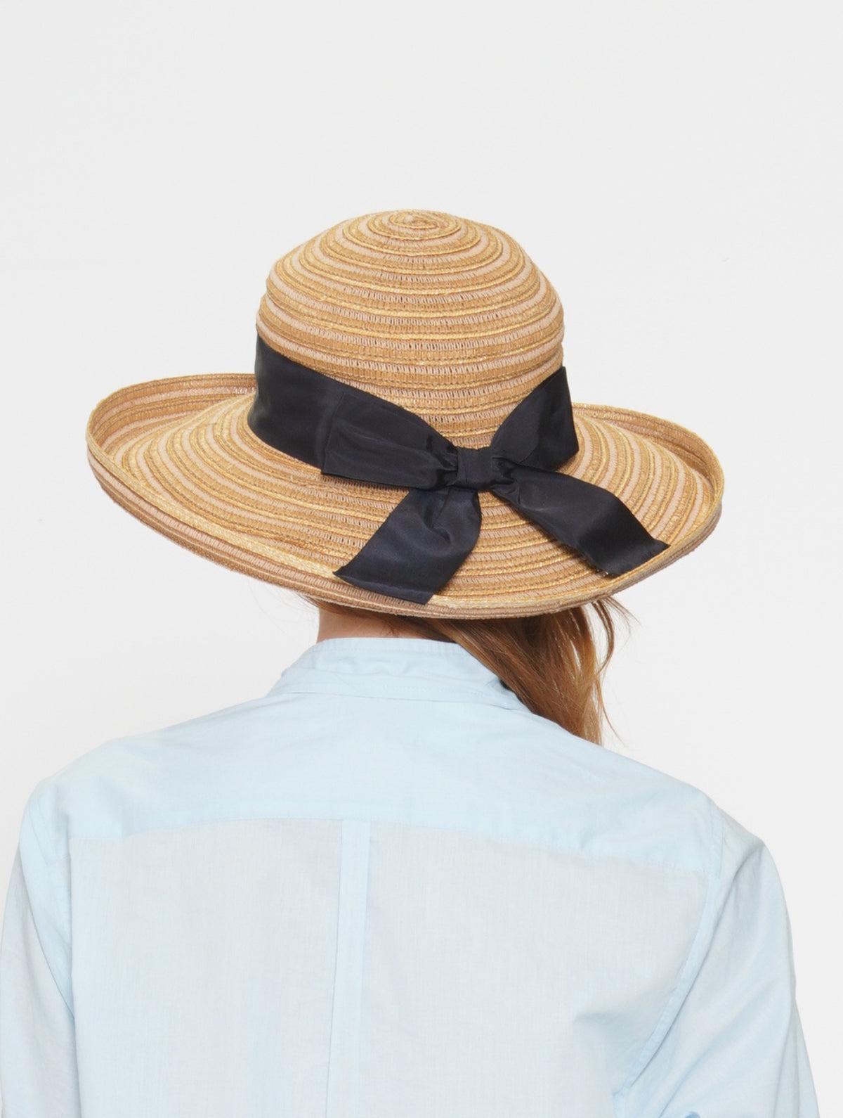 Cappello con nastro nero