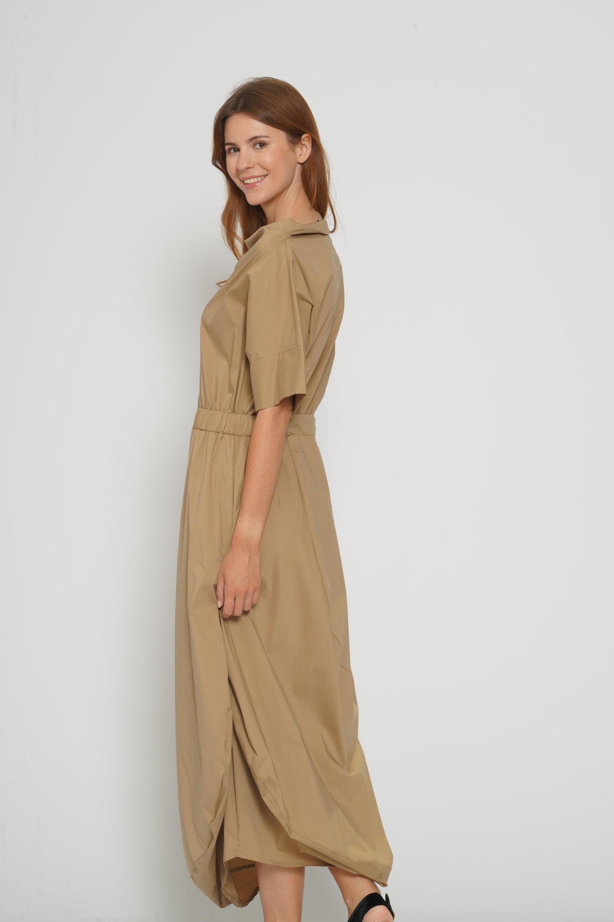 Abito beige asimmetrico