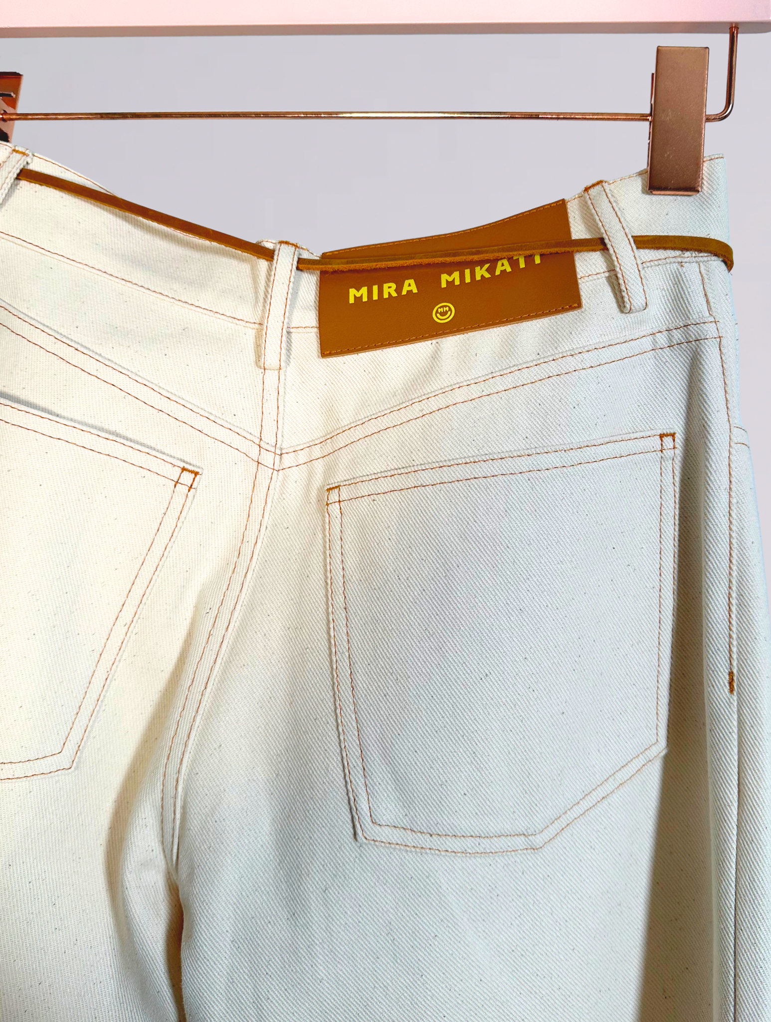 Jeans con cintura floreale