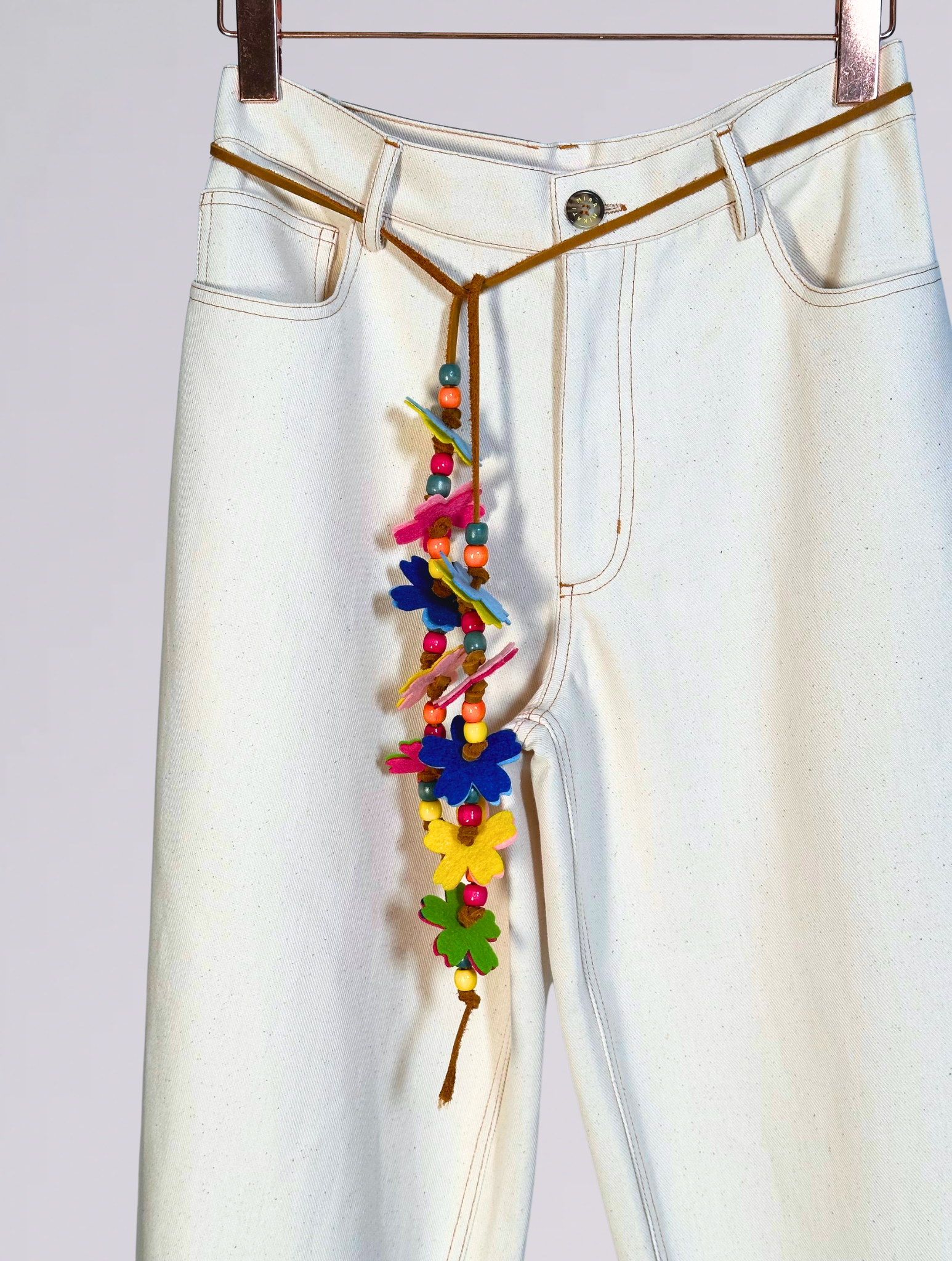 Jeans con cintura floreale