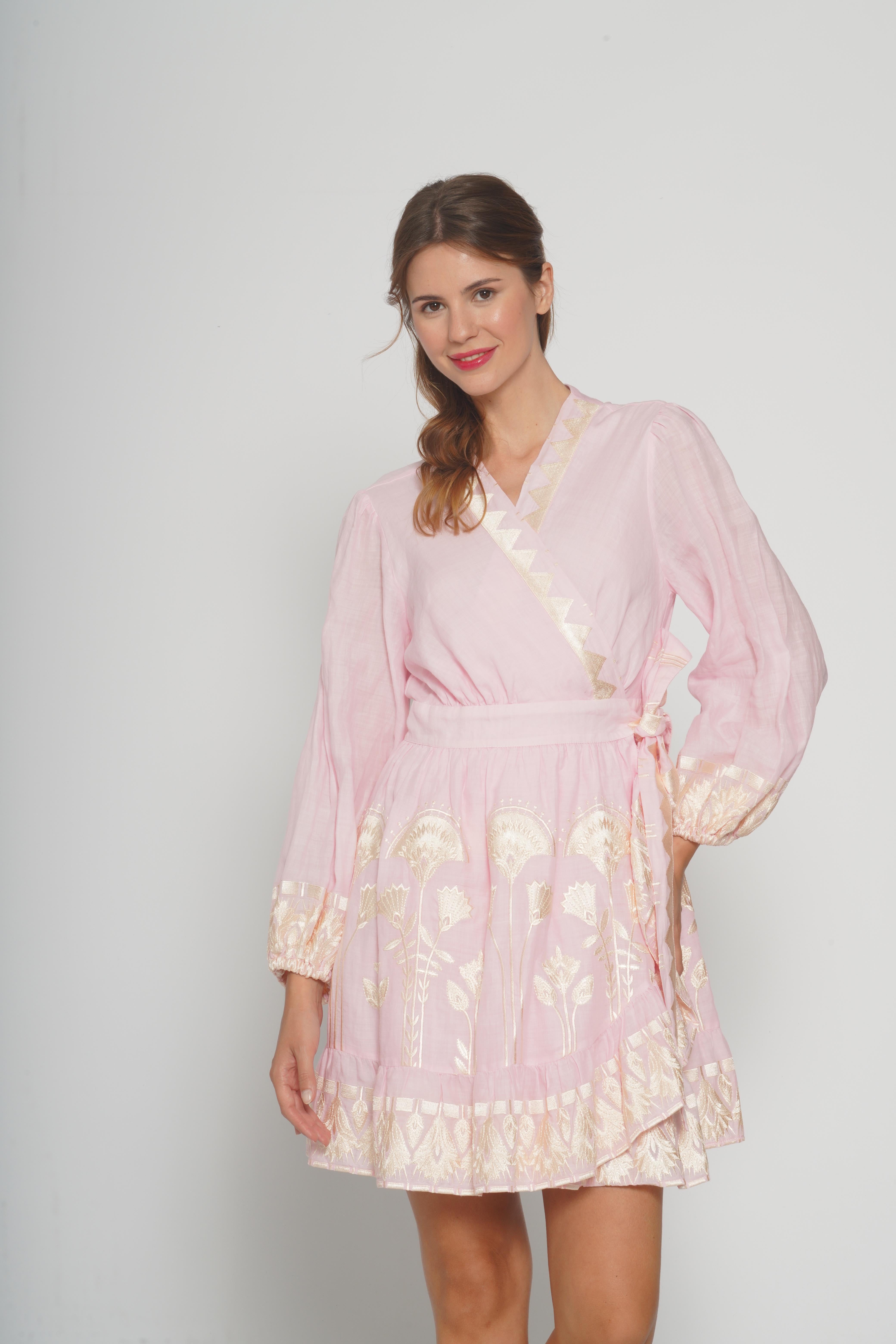 Abito rosa con ricami