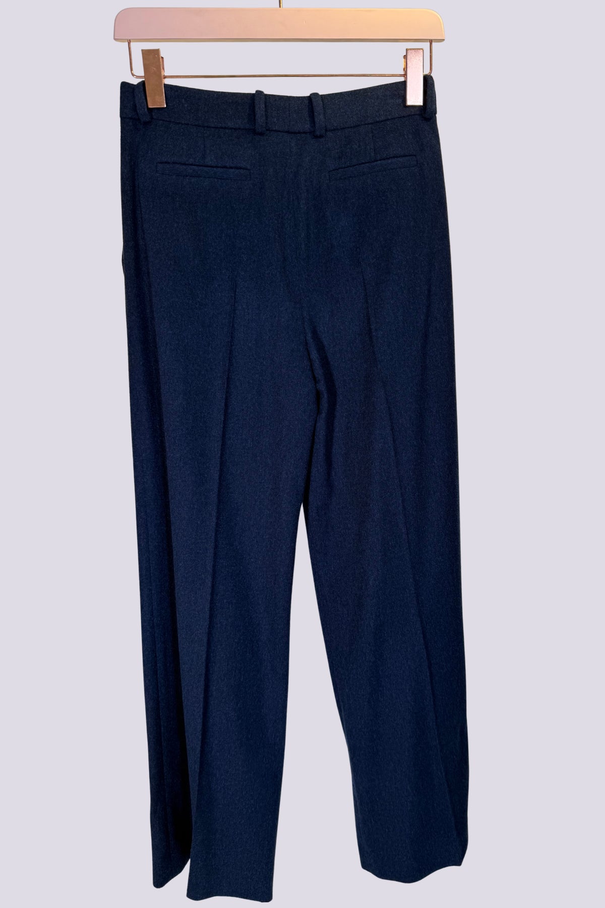Pantalone largo con pinces. 