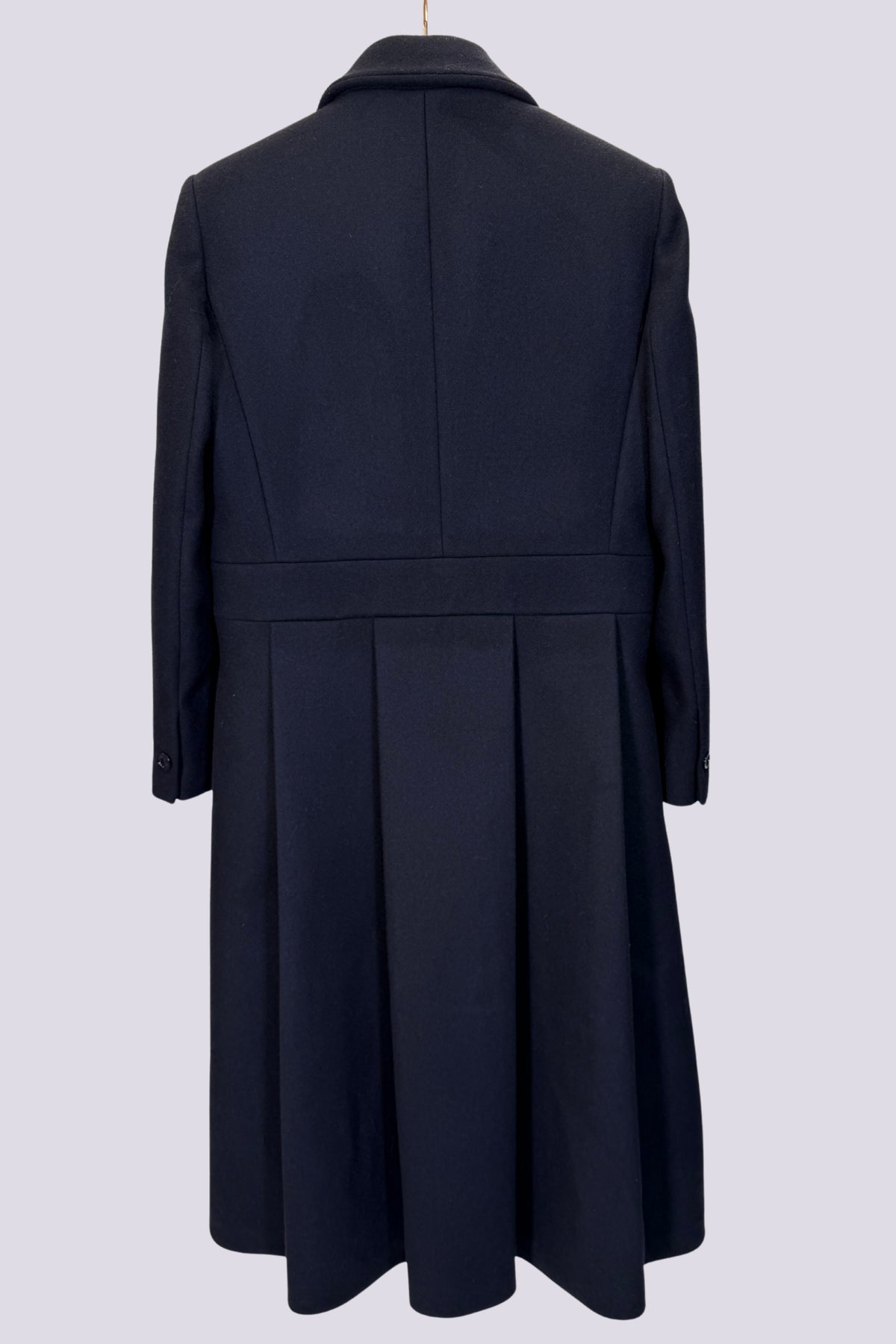 Cappotto blu con fiore 