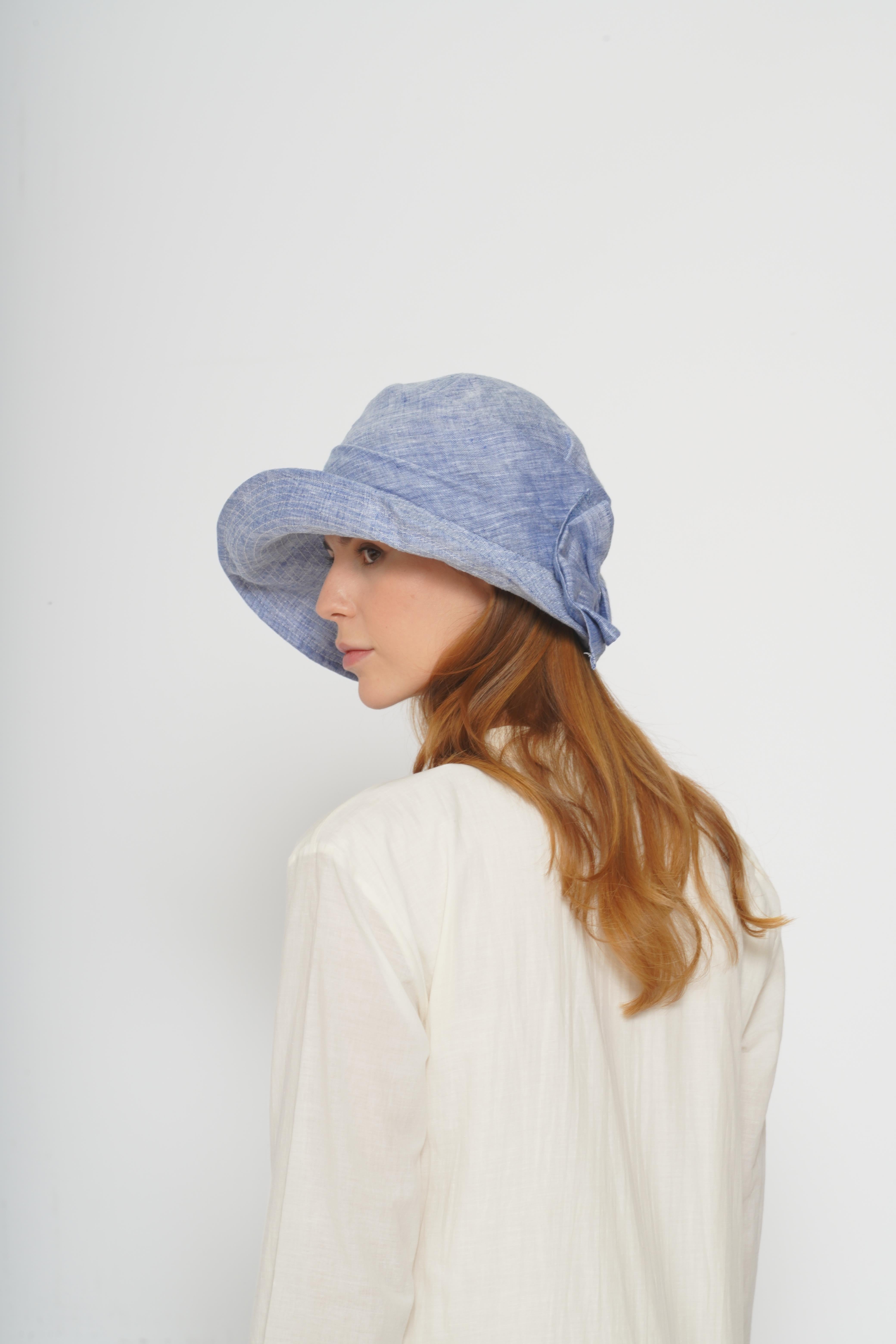 Cappello azzurro con fiocco 