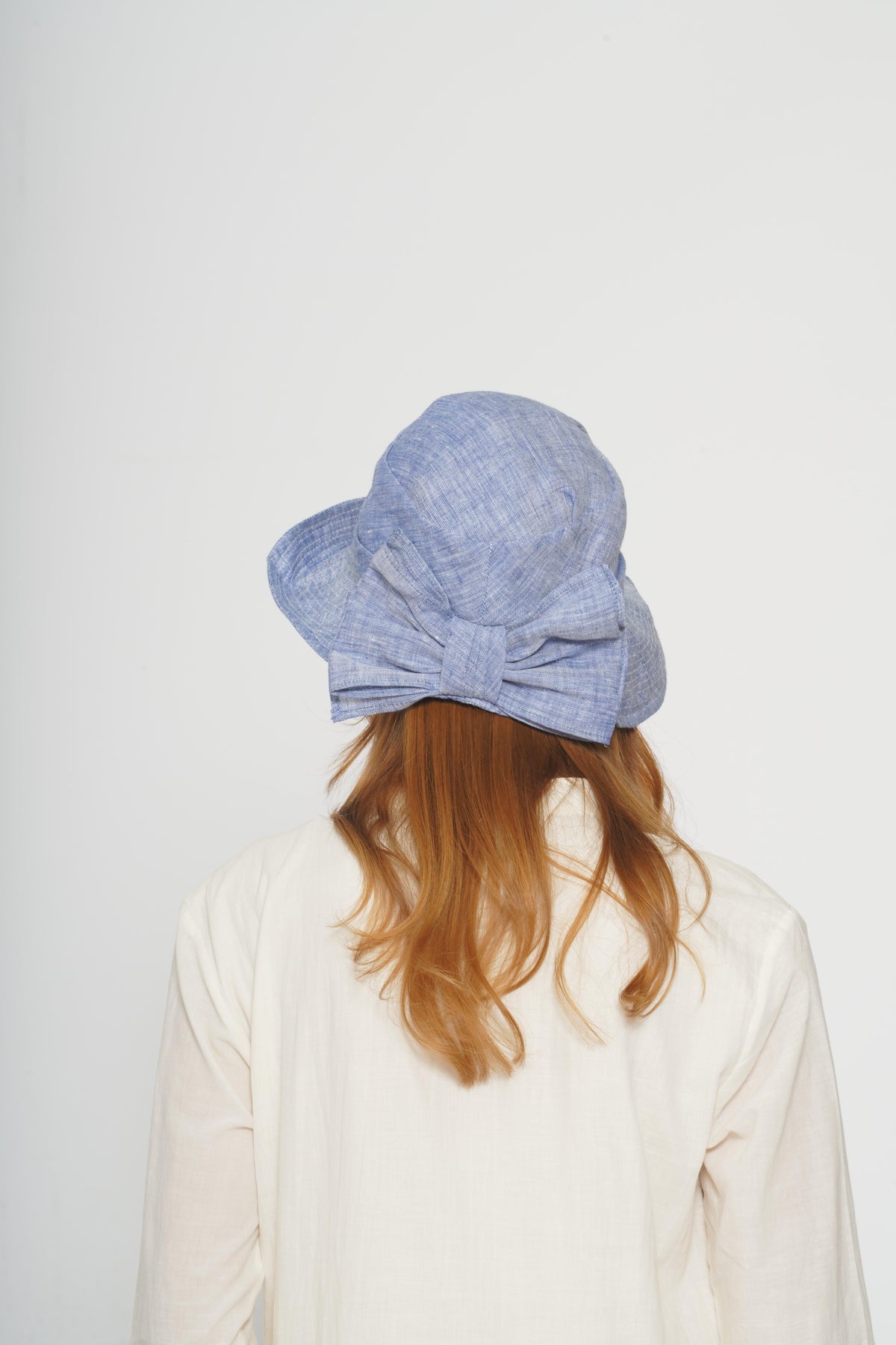 Cappello azzurro con fiocco 