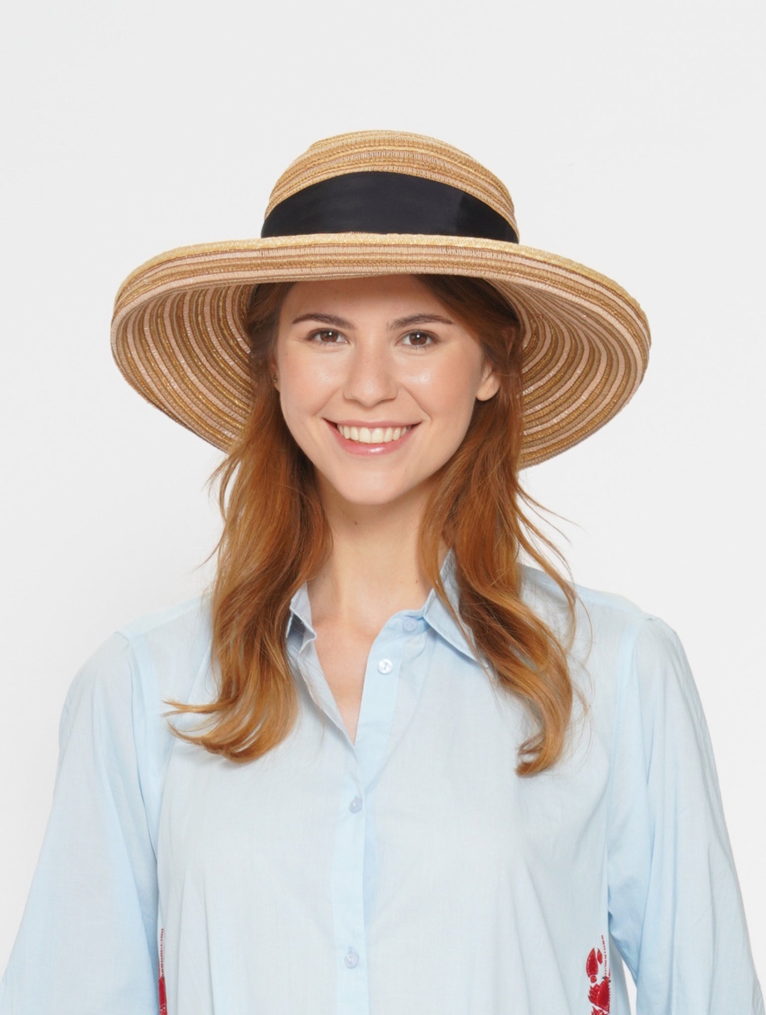 Cappello con nastro nero 