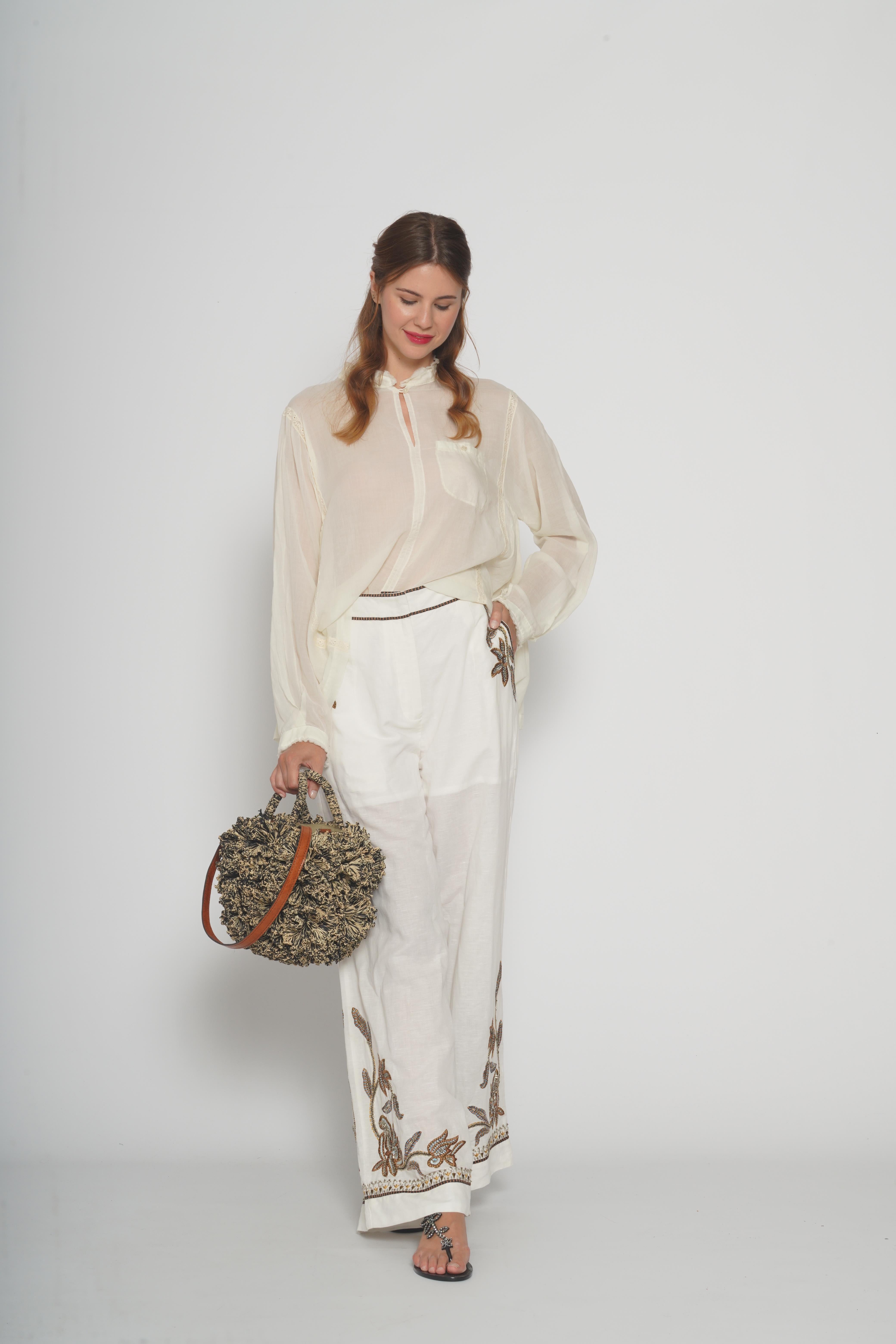 Pantaloni bianchi con ricamo 