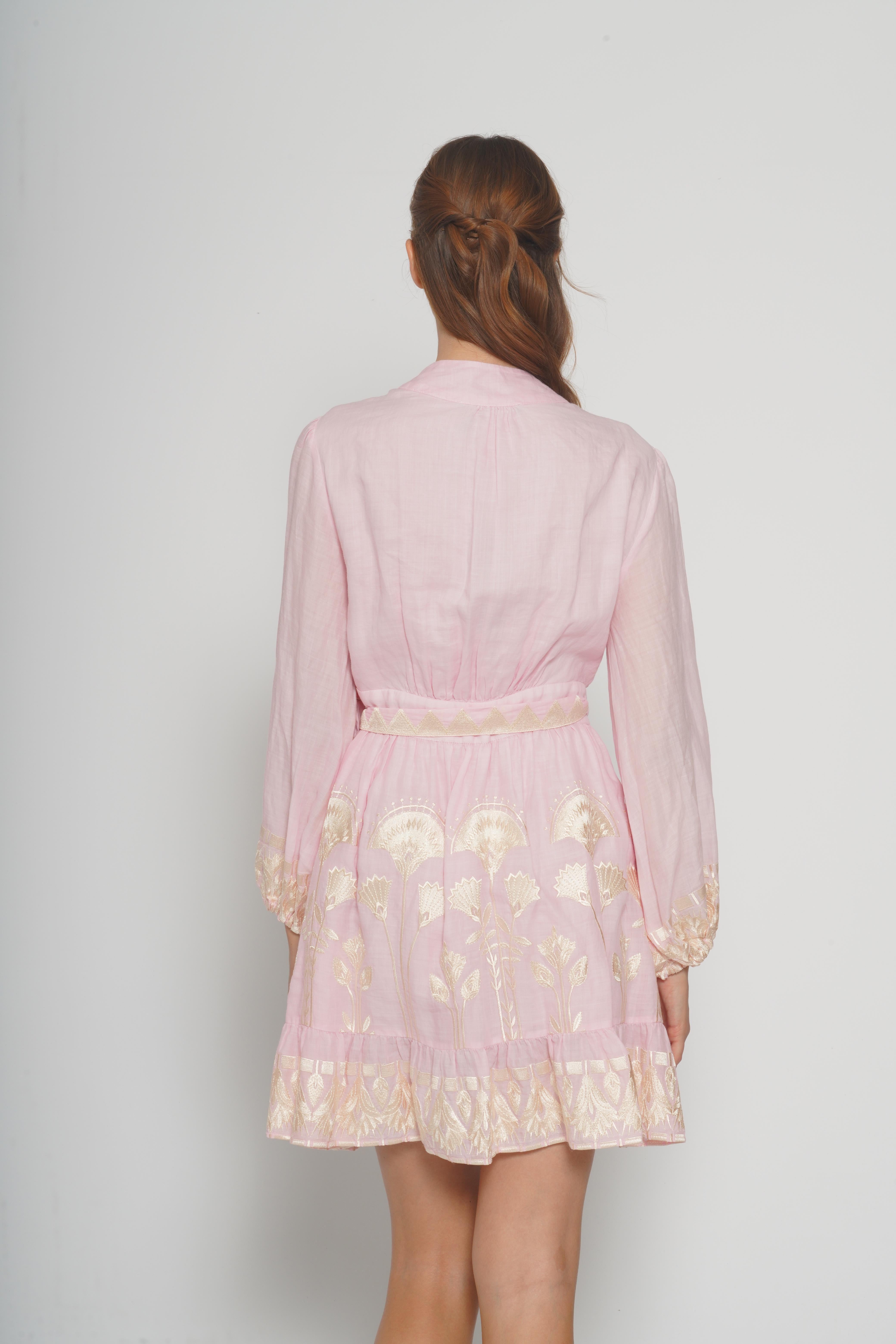 Abito rosa con ricami 