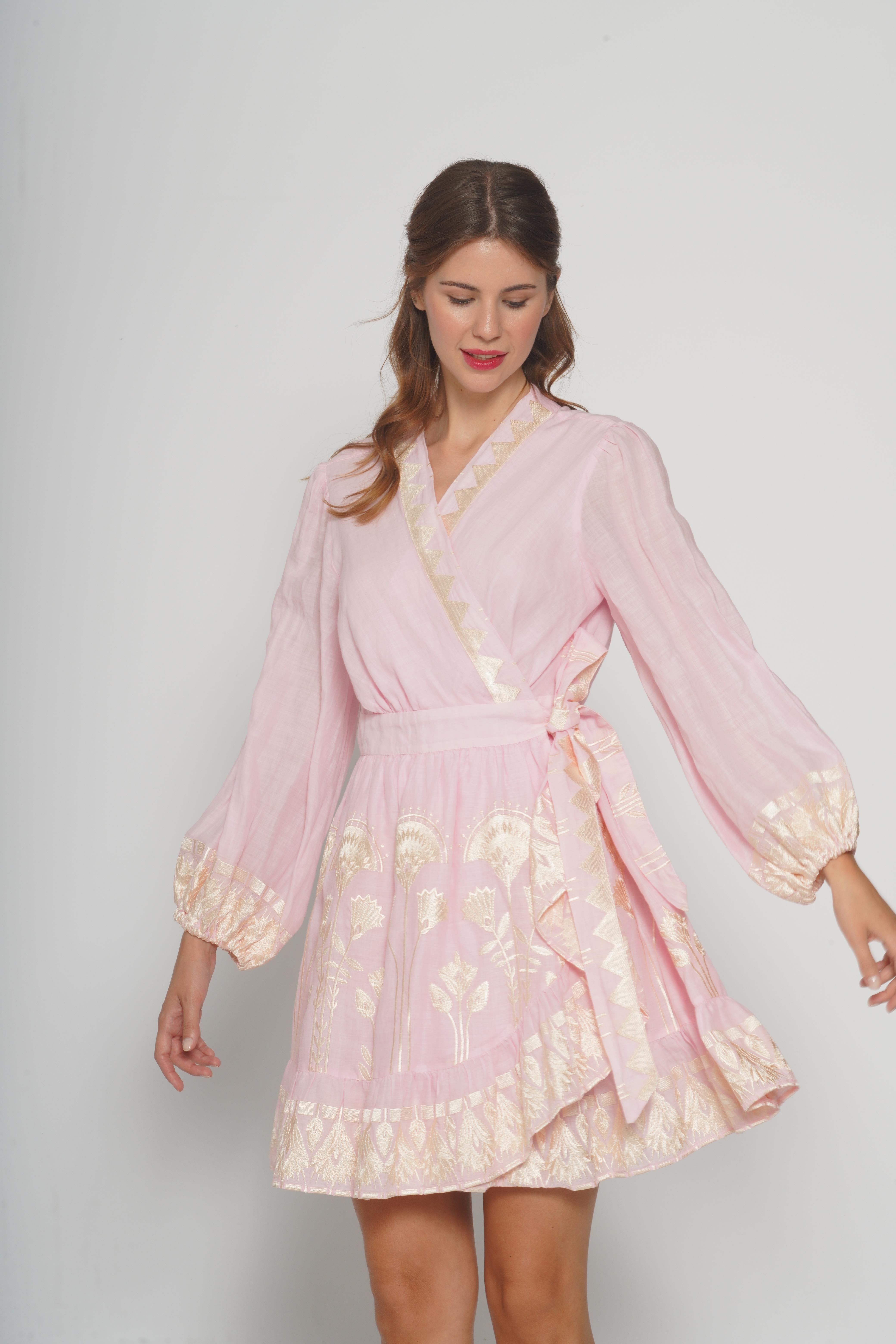Abito rosa con ricami 