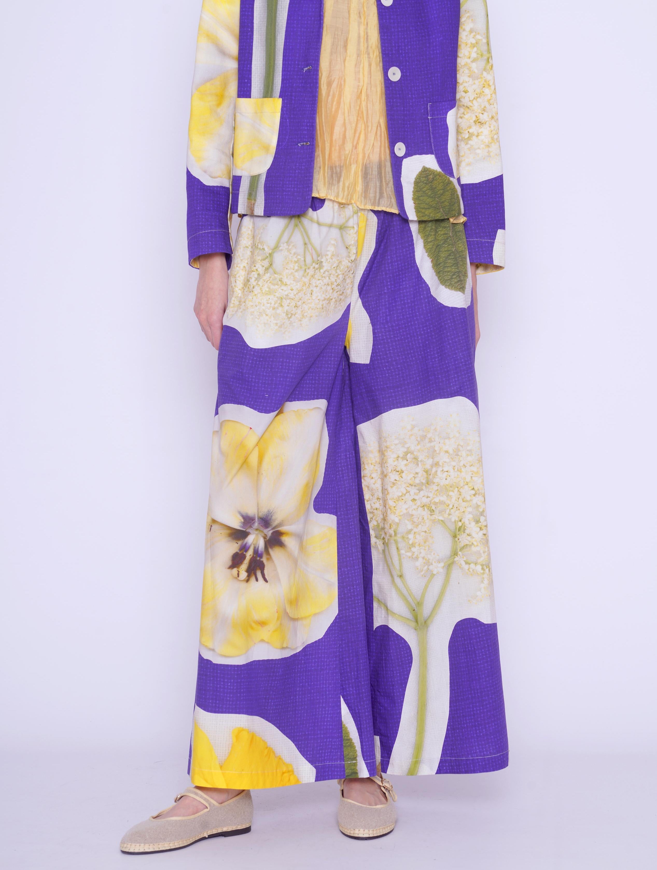 PANTALONI CON COLLAGE DI FIORI 