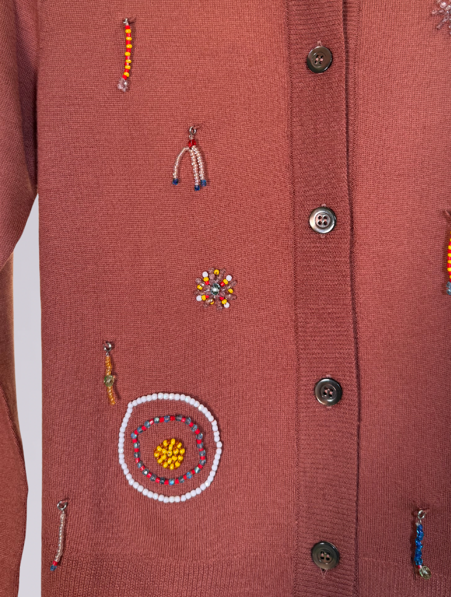 Cardigan con ricami 